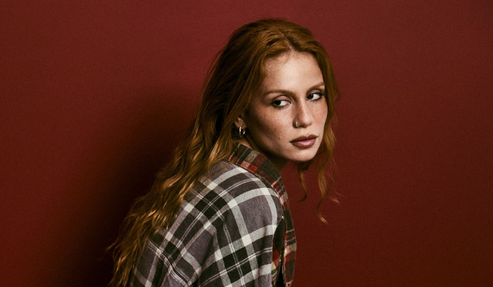 "BH": conheça a letra do novo single da Carol Biazin! (EXCLUSIVO) "BH": conheça a letra do novo single da Carol Biazin! (EXCLUSIVO)