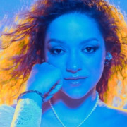 Quem é Carol Gibbon, a nova voz do pop confessional nacional?