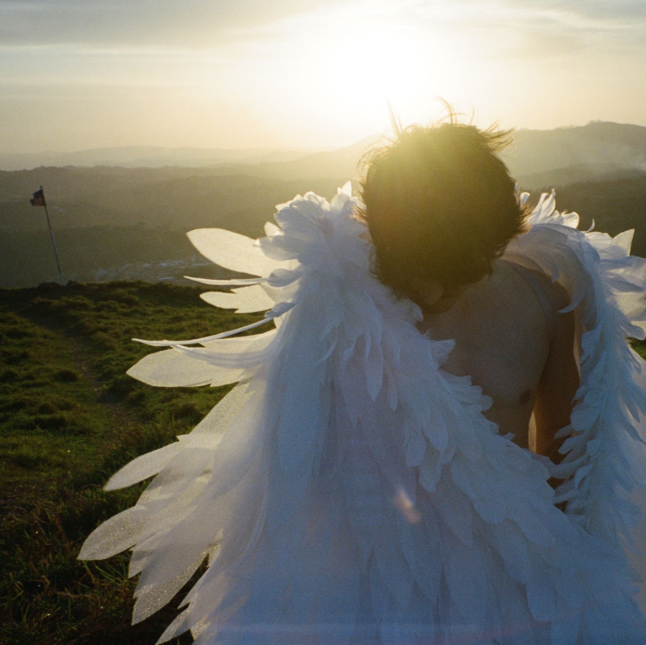 Jão atende fãs e grava clipe de "Aurora": veja fotos