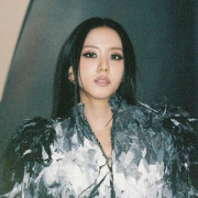 Com BLACKPINK parado, Jisoo anuncia single e escala diretor de Taylor Swift para clipe Com BLACKPINK parado, Jisoo anuncia single e escala diretor de Taylor Swift para clipe