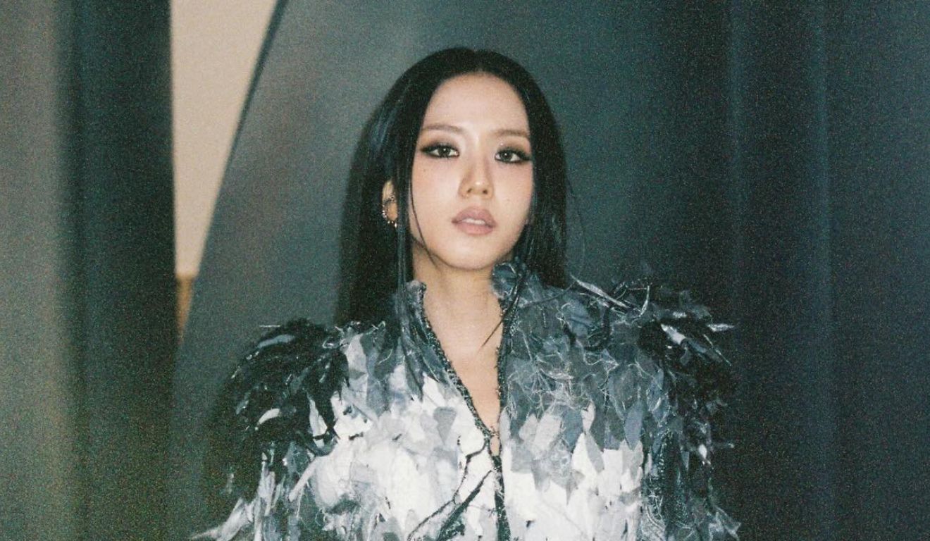 Com BLACKPINK parado, Jisoo anuncia single e escala diretor de Taylor Swift para clipe