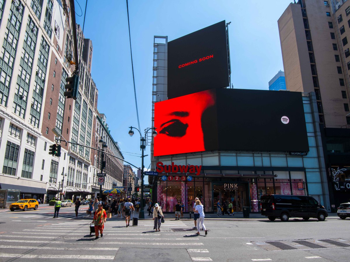Miley Cyrus inicia divulgação do álbum novo com outdoor em Nova York