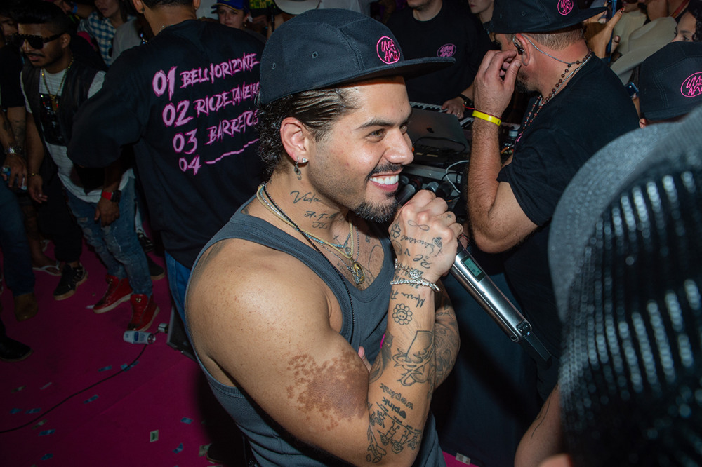 Zé Felipe dispara contra homem com foto de Virgínia e Vini Jr. em seu show: "Vai se fod**!"