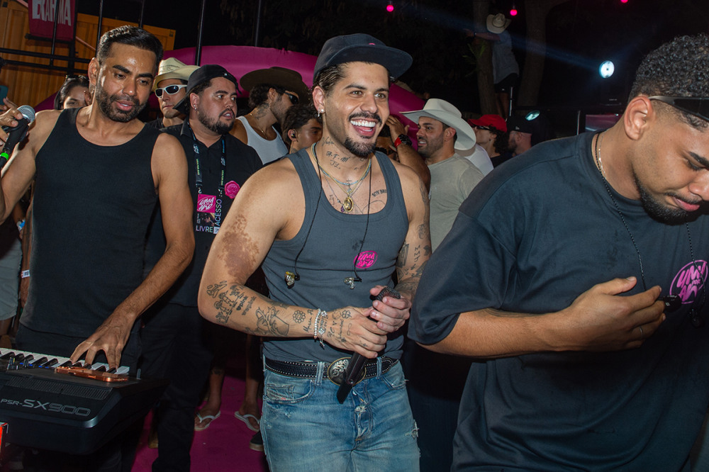 Zé Felipe dispara contra homem com foto de Virgínia e Vini Jr. em seu show: "Vai se fod**!"