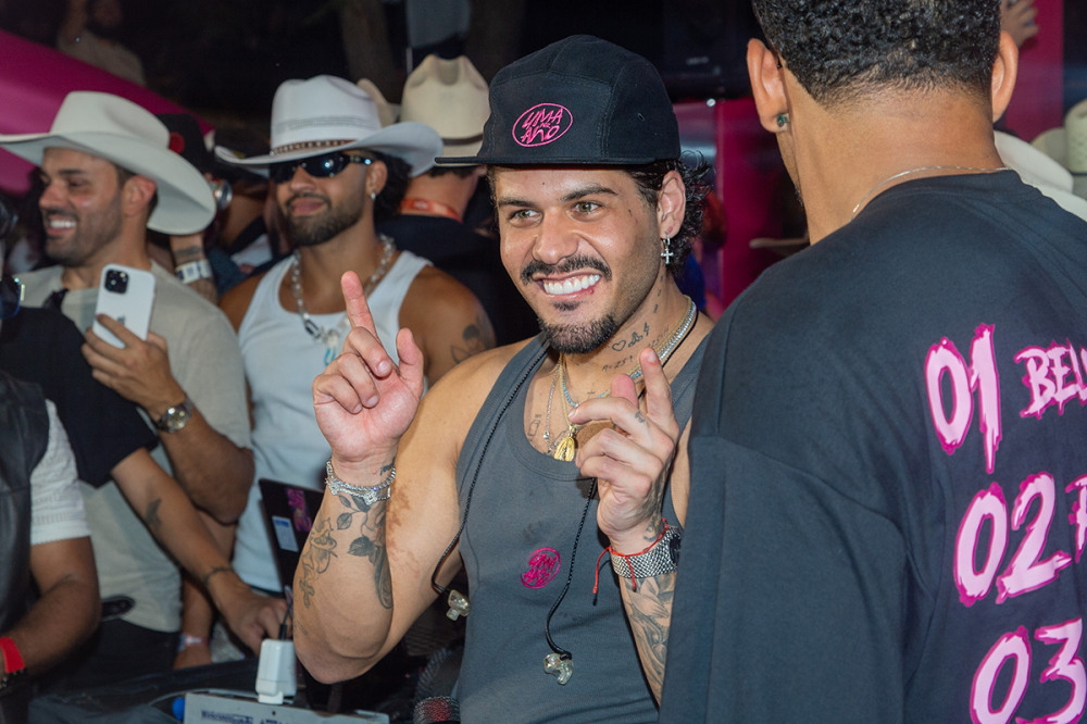 Zé Felipe dispara contra homem com foto de Virgínia e Vini Jr. em seu show: "Vai se fod**!"